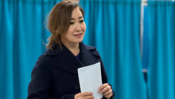 Фотография к новости: Қарақат Әбден 18 жастағы қызы референдумда алғаш рет дауыс бергенін айтты