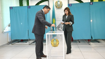 Фотография к новости: Алматы әкімі жұбайымен бірге референдумда дауыс берді