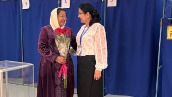 Фотография к новости: Атыраудағы референдум учаскелерінде ардагер педагогтерді мерекемен құттықтауда