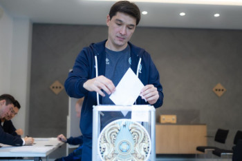 Фотография к новости: Ұлттық құраманың футболшылары референдумға шетелден қатысты