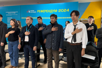 Фотография к новости: Астанада мектептегі референдум учаскесі жұмысын Әнұранмен бастады