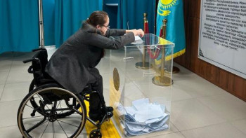 Фотография к новости: Астанада ерекше қажеттіліктері бар адамдарға дауыс беру үшін жағдай жасалған