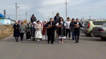 Фотография к новости: СҚО тұрғындары атқа мініп, ұлттық киім киіп дауыс беруге барды