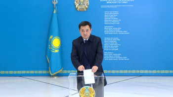 Фотография к новости: Президент әкімшілігінің басшысы  референдумда дауыс берді