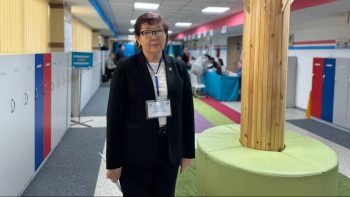 Фотография к новости: Туған күн иелері мен алғаш рет дауыс бергендерге сыйлық беріліп жатыр