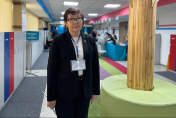 Фотография к новости: Туған күн иелері мен алғаш рет дауыс бергендерге сыйлық беріліп жатыр