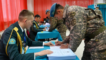 Фотография к новости: Сарбаздар да АЭС салу жөніндегі референдумға қатысты