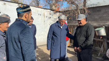 Фотография к новости: Бөлекпаев қаза тапқан өрт сөндірушінің үйіне барды