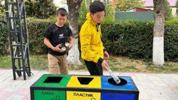 Фотография к новости: Түркістан облысының жастары қоқыс сұрыптайтын жәшіктер орнатты