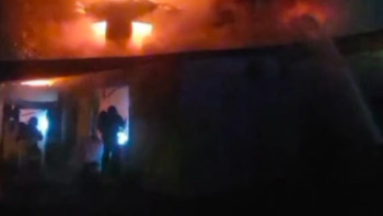 Фотография к новости: Қарағанды өрт сөндірушілері өрттен газ баллонын алып шықты