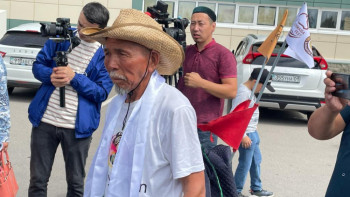 Фотография к новости: Жаһанды жаяу шарлаған қарт жиһанкез Астанаға келді