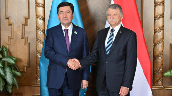 Фотография к новости: Мәжіліс төрағасы Мажарстандағы Қарсақ қаласының тұрғындарымен кездесті