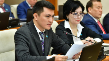 Фотография к новости: "Күйеу" сөзін дұрыс жаза алмайтын әйелдер жетеді – Дәулет Мұқаев қазақша қате жазатындарды сынады