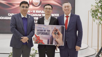 Фотография к новости: Белгілі математик әріптестеріне пәтер сыйлады