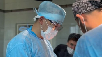 Фотография к новости: Алматылық дәрігерлер жүре алмай қалған науқасты қайта аяққа тұрғызды