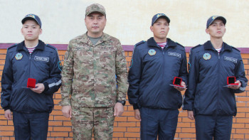 Фотография к новости: Көпірден секірген бойжеткенді құтқарған ұландықтар марапатталды