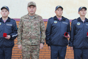 Фотография к новости: Көпірден секірген бойжеткенді құтқарған ұландықтар марапатталды