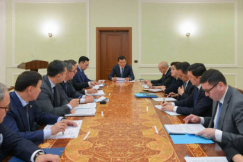 Фотография к новости: Ерлан Қарин этносаралық келісімді нығайту мәселесіне қатысты жиын өткізді