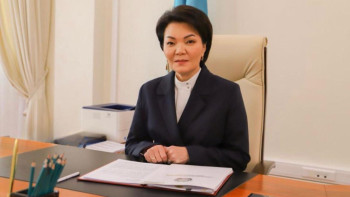 Фотография к новости: Жақыпова Қазақстан кәсіподақтарын кәсіби мерекеcімен құттықтады