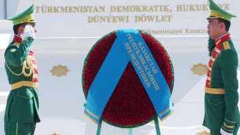 Фотография к новости: Тоқаев Түрікменстанның Тәуелсіздік монументіне гүл шоғын қойды