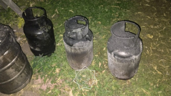 Фотография к новости: Астанада өрт сөндірушілер өрттен 3 газ баллонын алып шықты