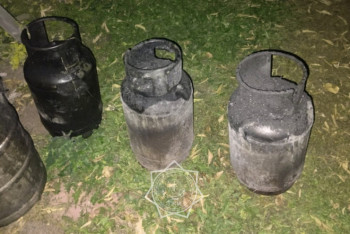 Фотография к новости: Астанада өрт сөндірушілер өрттен 3 газ баллонын алып шықты