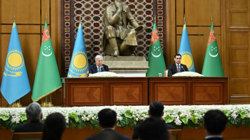 Фотография к новости: Қазақстан мен Түрікменстан президенттері БАҚ өкілдері үшін брифинг өткізді