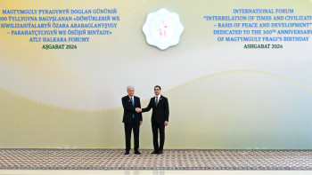 Фотография к новости: Мемлекет басшысы Түрікменстанның сауда-өнеркәсіп палатасы ғимаратына келді