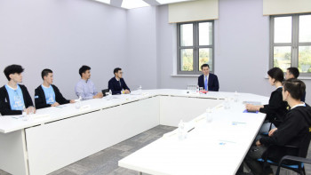 Фотография к новости: Қарин роботты техникадан әлем чемпиондарымен кездесті