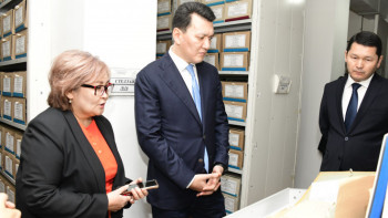 Фотография к новости: Ерлан Қарин Орталық мемлекеттік архивтің қызметімен танысты