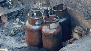 Фотография к новости: Өрт сөндірушілер жанып жатқан құрылыстан газ баллондарын шығарды