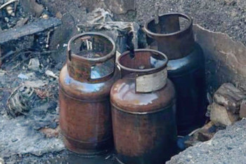 Фотография к новости: Өрт сөндірушілер жанып жатқан құрылыстан газ баллондарын шығарды