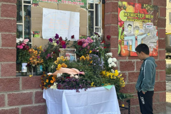 Талғардағы жасөспірім өлімі: Оқиға болған дүкен қабырғасына плакаттар ілінген