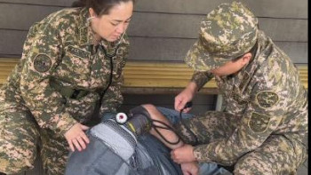 Фотография к новости: Әскери қызметшілері егде жастағы адамға медициналық көмек көрсетті