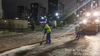 Фотография к новости: Елорданың коммуналдық қызметтері қаланы мұздан тазартып жатыр