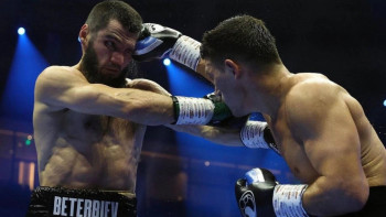 Фотография к новости: Артур Бетербиев бокстан абсолютті чемпион атанды