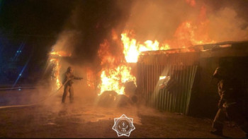 Фотография к новости: Өрт сөндірушілер өрттен 2 газ баллонын алып шықты