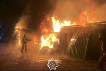 Фотография к новости: Өрт сөндірушілер өрттен 2 газ баллонын алып шықты