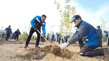 Фотография к новости: Ақтауда "Таза Қазақстан" жобасы аясында жасыл желектер отырғызылды