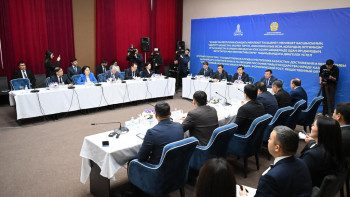 Фотография к новости: Сенаторлар мемлекеттік қызметті дамыту келешегін талқылады