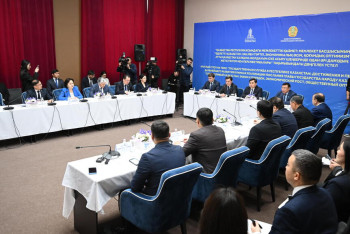 Фотография к новости: Сенаторлар мемлекеттік қызметті дамыту келешегін талқылады