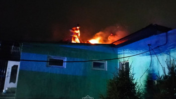 Фотография к новости: Ақмолалық өрт сөндірушілер тұрғын үй шатырынан шыққан өртті сөндірді