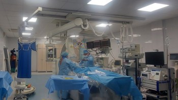 Фотография к новости: Шетелдік профессор павлодарлықтың жүрегіне заманауи кардиостимулятор орнатып берді