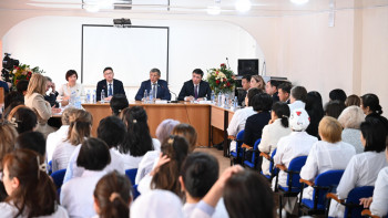 Фотография к новости: Сенаторлар денсаулық сақтау саласындағы кадрмен қамтамасыз ету мәселесін талқылады