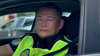 Фотография к новости: Оралда  полицейлер көліктен шыққан өртті сөндіріп, адамды құтқарды