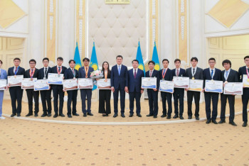 Фотография к новости: Мемлекеттік кеңесші халықаралық пән олимпиадаларының жүлдегерлерімен кездесті