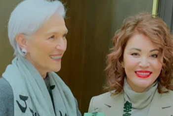 Фотография к новости: Илон Масктың анасы қазақ қызының тұсауын кесті