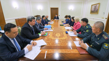 Фотография к новости: Ерлан Қарин әскери-патриоттық тәрбие мәселесі жөнінде жиын өткізді