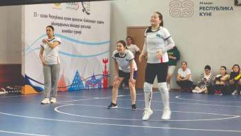 Фотография к новости: Республика күніне орай елордада әйелдер арасында волейболдан жарыс өтіп жатыр
