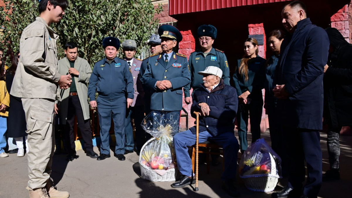 Әскерилер соғыс ардагерін 101 жасқа келуімен құттықтады